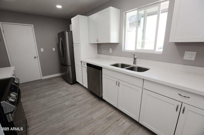 Foto del edificio - 10631 W Salem Dr