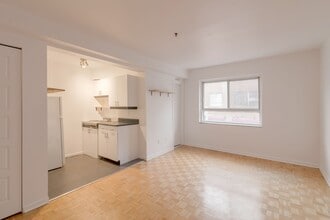 Building Photo - 25 Av des Pins O