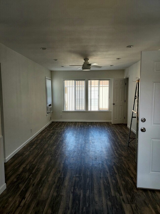 Building Photo - 1717 N Glenoaks Blvd