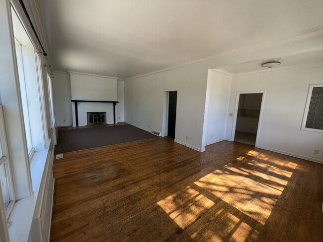 Building Photo - Large 1 Bedroom