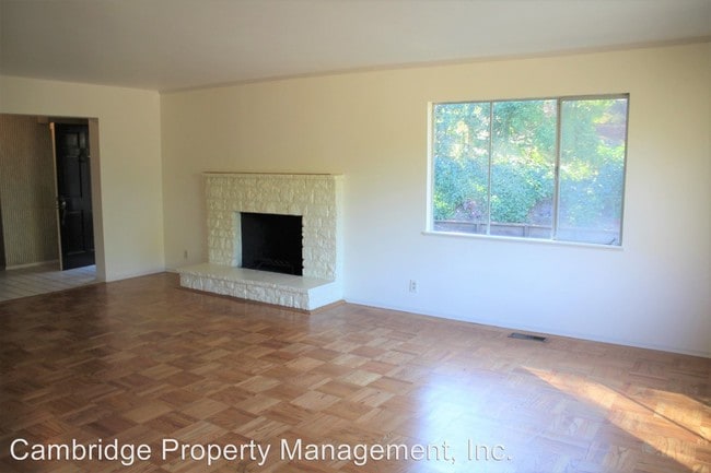 Building Photo - 893 Parrott Dr