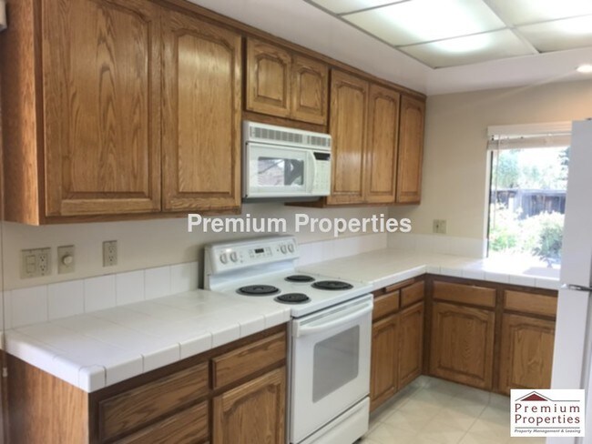 Foto del edificio - 609 Whippoorwill Ct