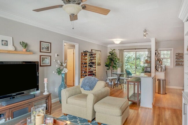 Building Photo - Beautifully Updated Hessian Hills Condo