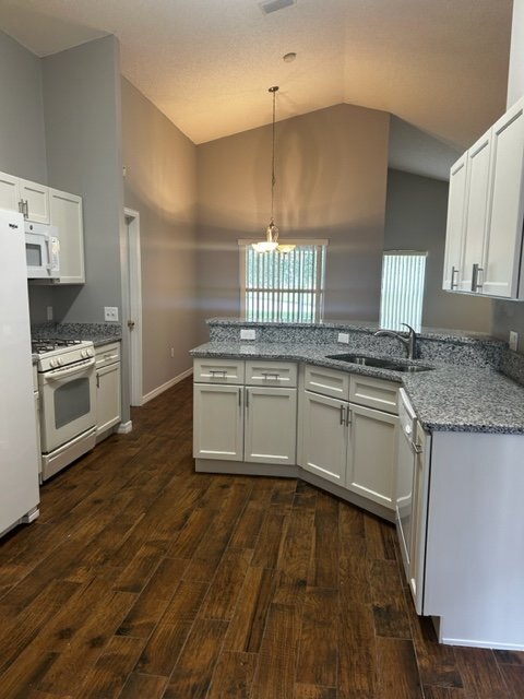 Foto del edificio - Newly Remodeled 3/2 on Pond in Crescent Lakes $2100.00, Available NOW.