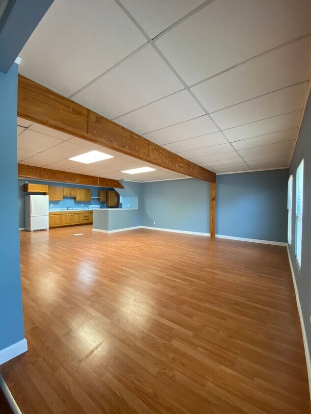 Living room - 815 N Main St