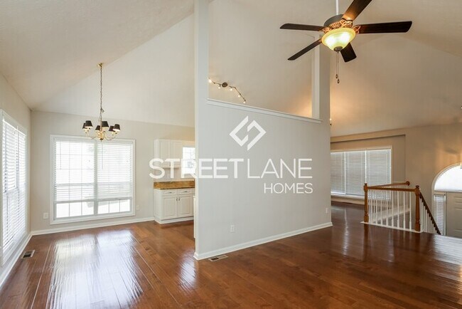 Building Photo - REDUCED!!