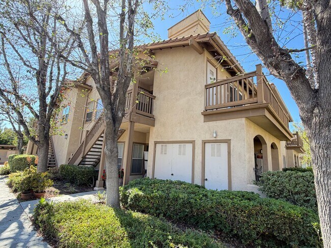 Foto del edificio - BEAUTIFULLY REFRESHED UPPER-LEVEL CONDO WITH GARAGE & RESORT-STYLE AMENITIES