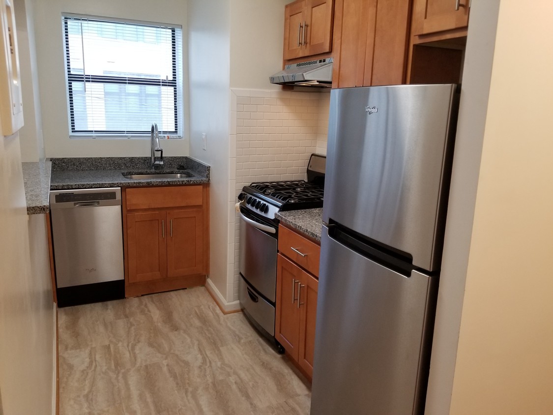 Granite & Stainless Kitchen - 1215 N Quinn St