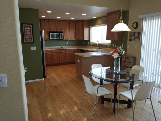 Foto del edificio - Beautiful 4 Bed 2.5 Bath + High Quality Up...