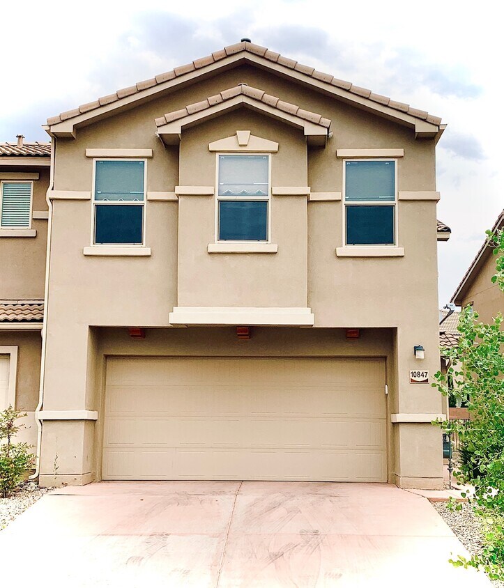 Foto principal - 10847 Fort Point Ln NE