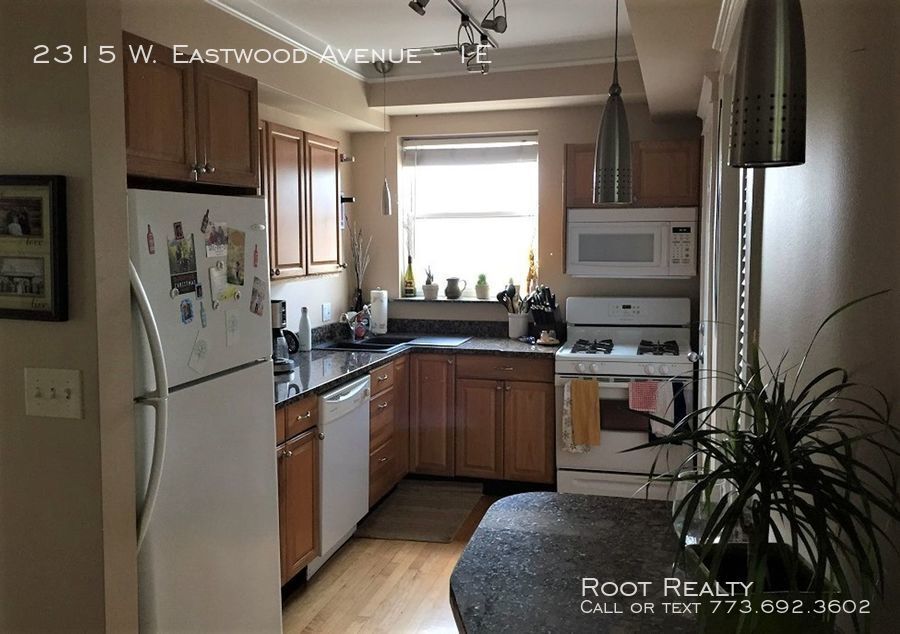 Primary Photo - 2315 W Eastwood Ave