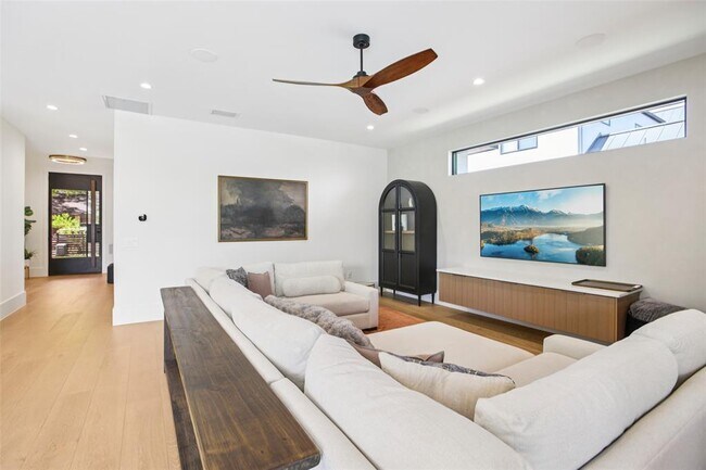 Building Photo - 2010 Meadowridge Dr