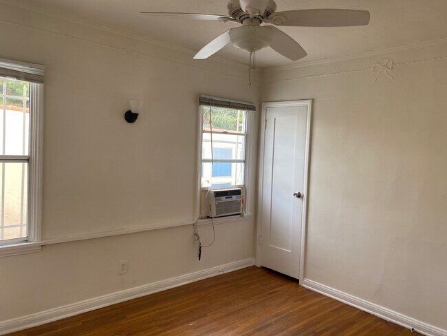 Building Photo - 526 1/2 N Sweetzer Ave