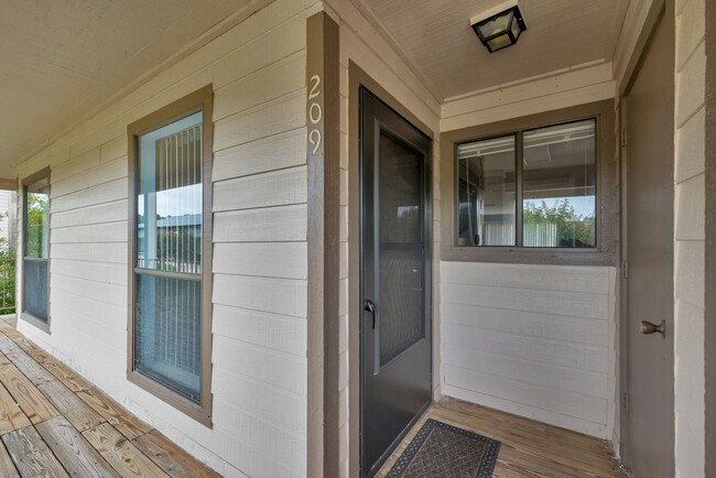 Building Photo - Amazing lake views from this condo