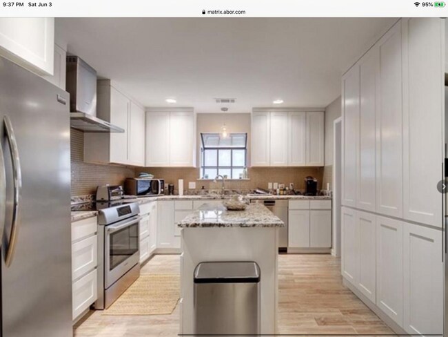 Foto del edificio - 9518 Topridge Dr