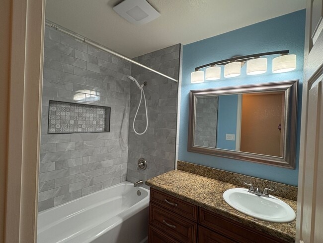 Building Photo - Spacious 3-Bedroom Home in Golden Hills