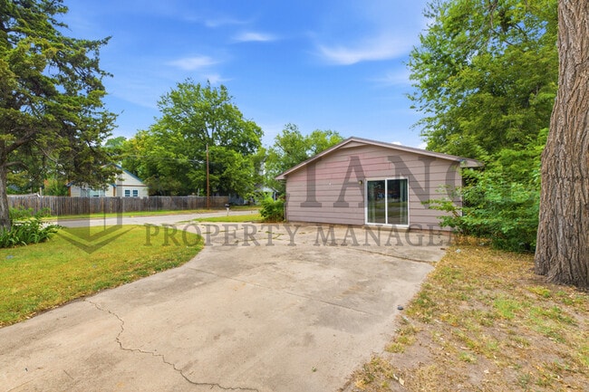 Building Photo - 903 E Osie St