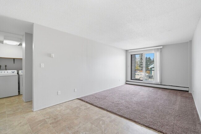 Photo du bâtiment - Charmarine East & West Apartments