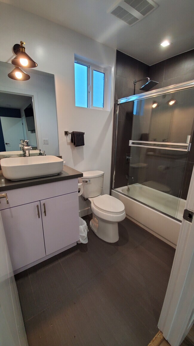 Building Photo - 2337 S Crenshaw Blvd