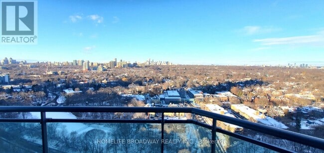 Photo du bâtiment - 300 Bloor St E