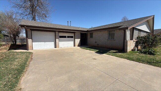 Foto del edificio - "Charming Space in Yukon, OK! Lawn care included!"