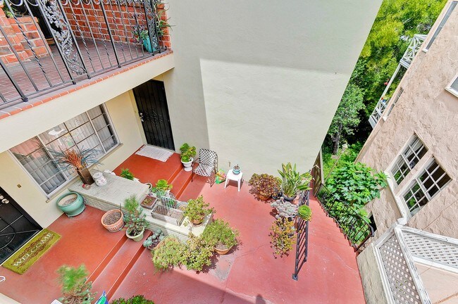 Building Photo - 2421-2425 Ivy Dr