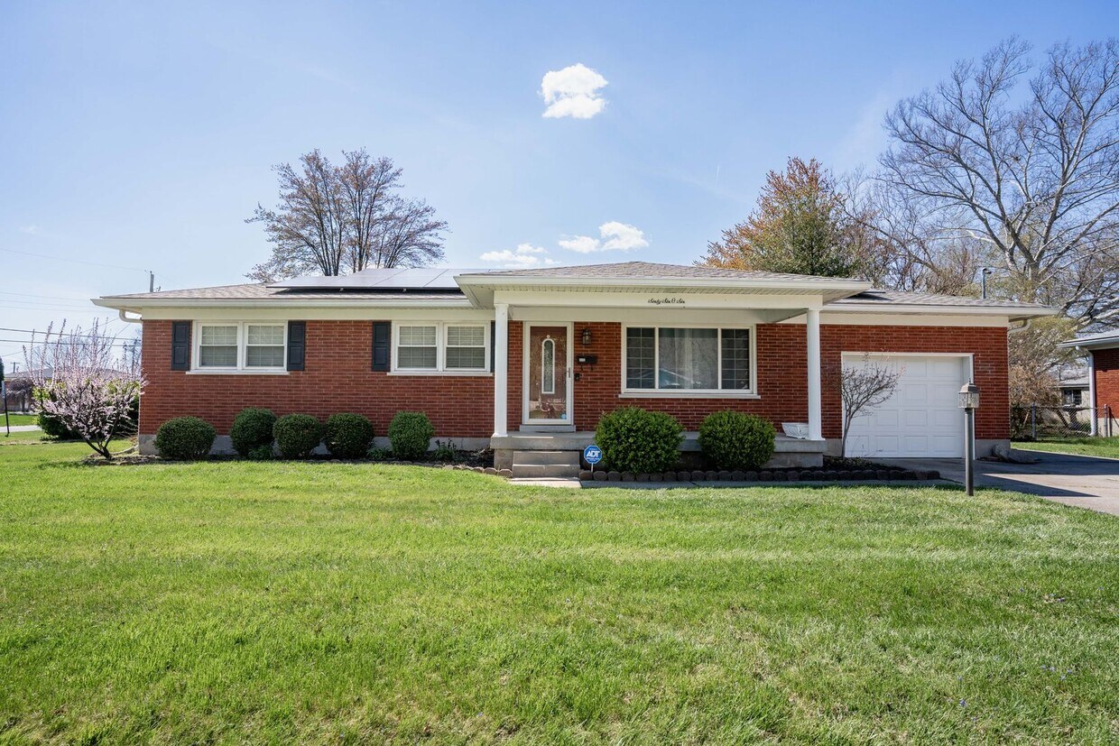 Foto principal - Welcome to this charming 3-bedroom, 2 full...
