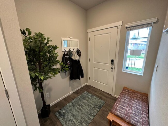Foto del edificio - Large Bremerton Townhome