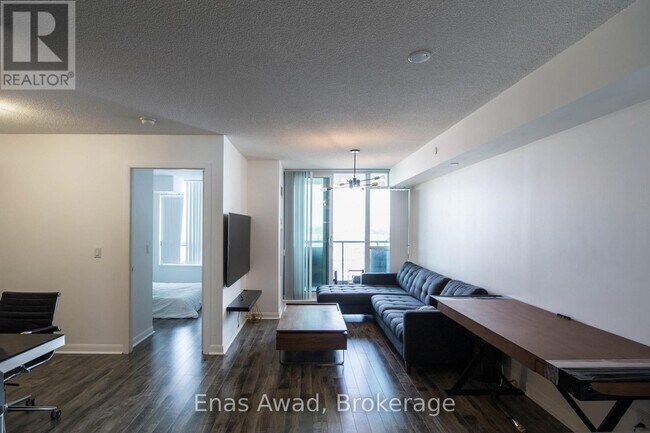 Photo du bâtiment - 215 Sherway Gardens Rd