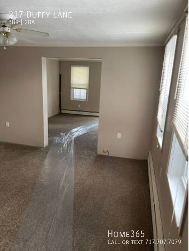 Building Photo - 3 Bedroom Home With Natural Light Throughout