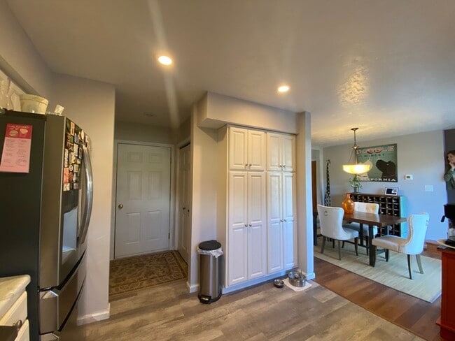 Foto del edificio - Gorgeous 3 bedroom 2.5 bath with one stall detached garage and fenced in backyard for rent!