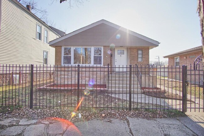 Building Photo - Townhome at 839 W 122nd St , Chicago