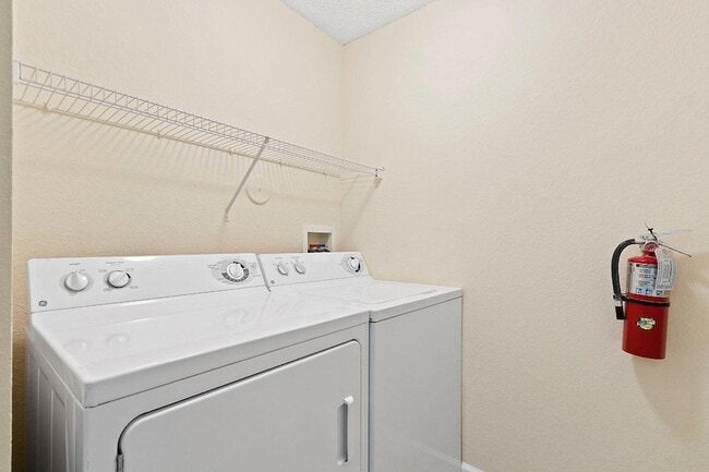 Building Photo - 3023 Alcazar Pl