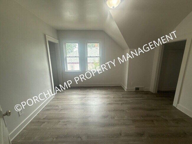 Foto del edificio - 216 W Grand Ave