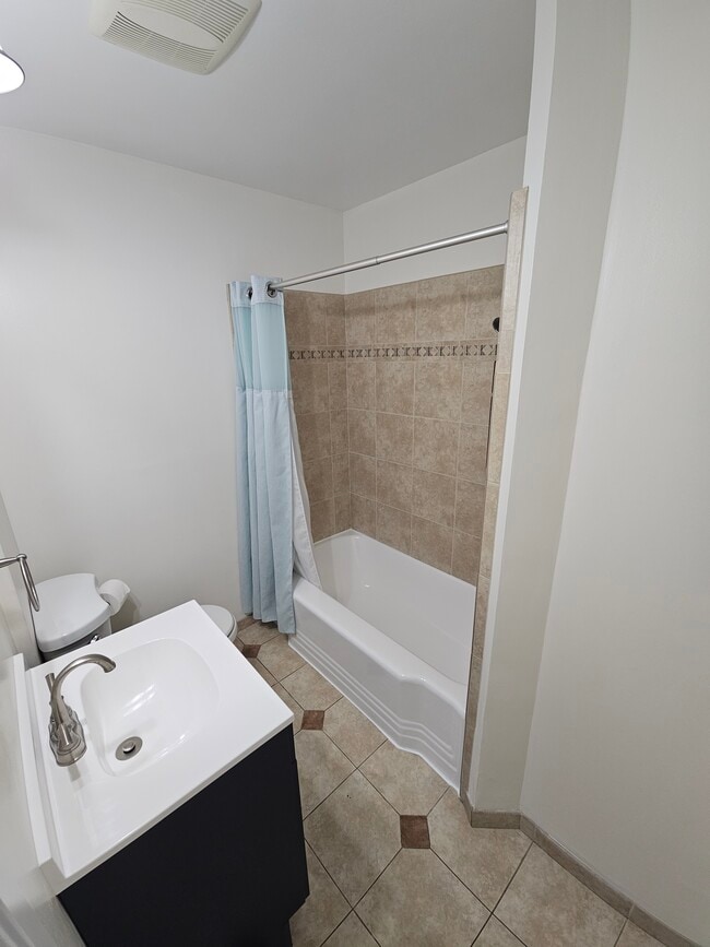 Guest bath - 7617 Wentworth St