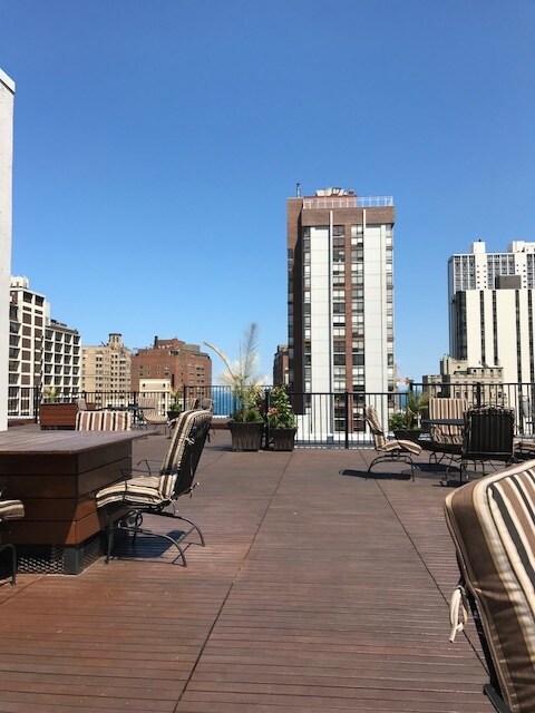 Foto del edificio - 1339 N Dearborn St