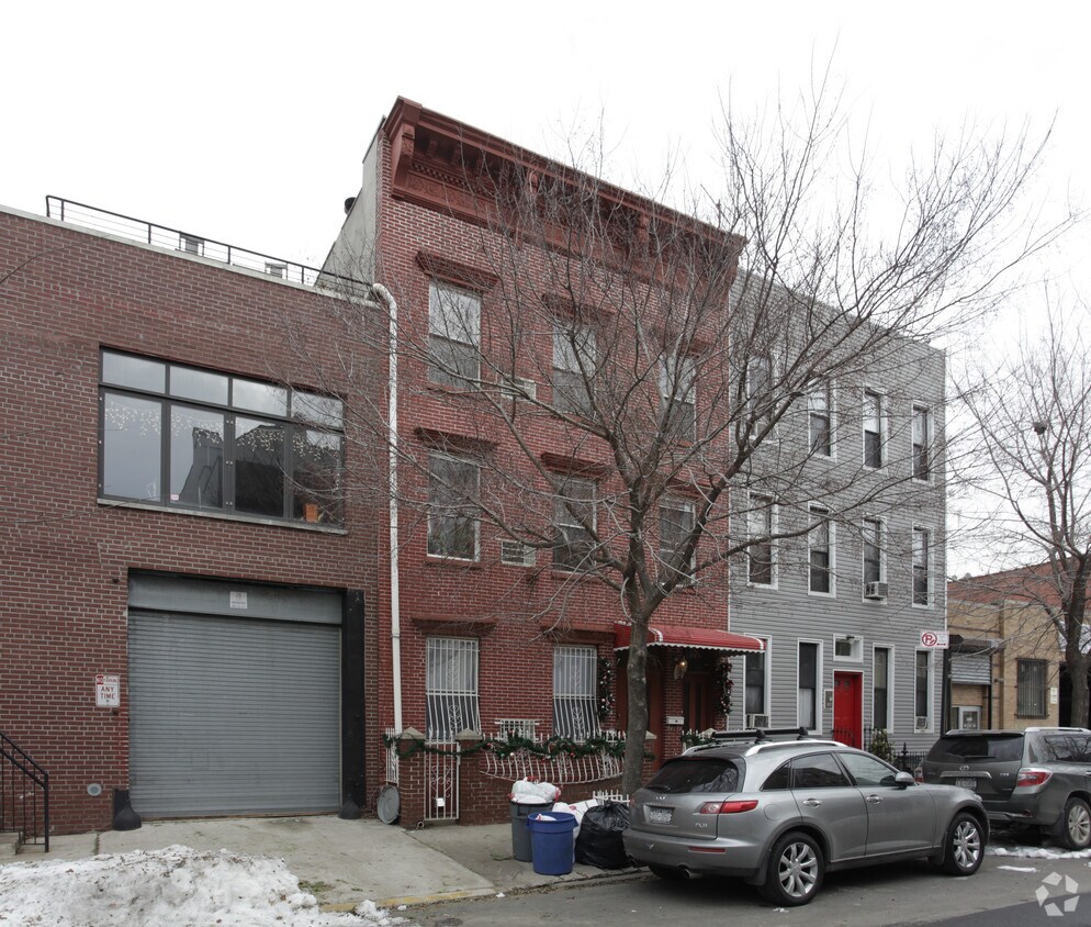 Primary Photo - 67 Green St