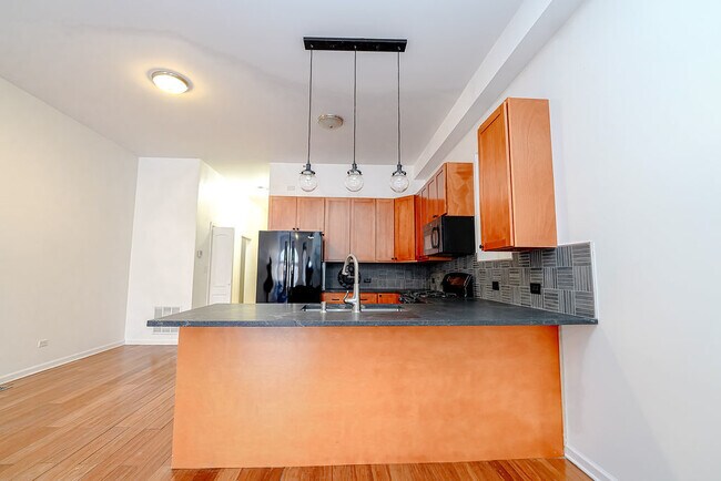 Building Photo - 4558 S Lake Park Ave
