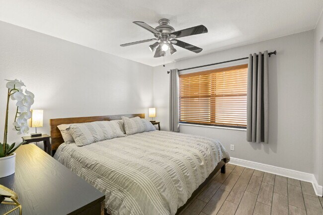 Foto del edificio - Beautiful Condo For Rent In St Petersburg!