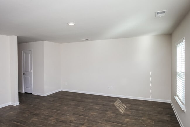 Building Photo - APPLY TODAY! convenient to downtown Columb...
