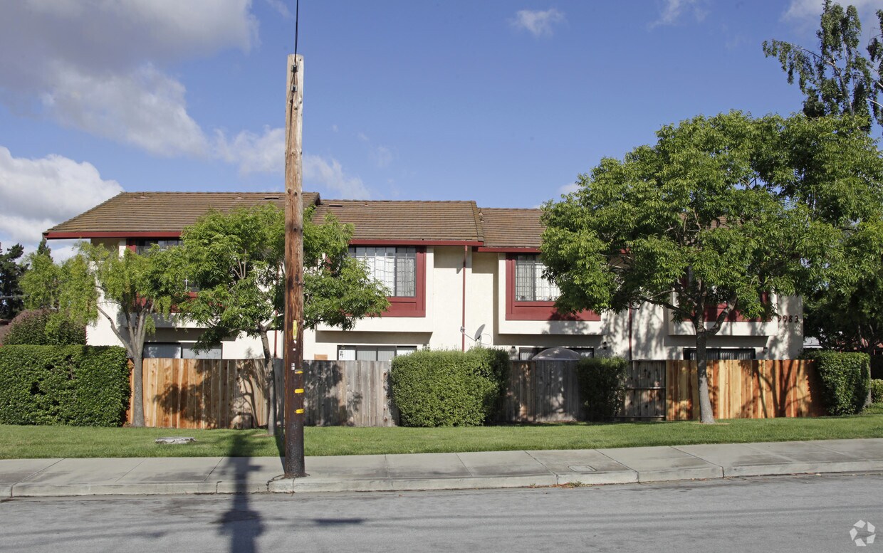 Foto del edificio - 19983 Forest Ave