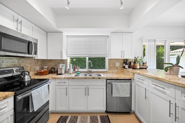 Foto del edificio - 811 Capri St