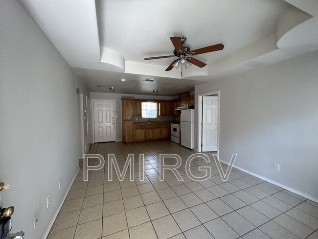 Building Photo - 913 E Daffodil Ave