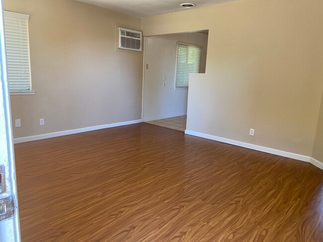Building Photo - Well maintained 2 bed/1 bath unit in heart...