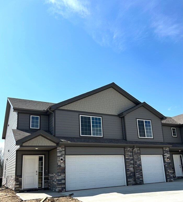 Exterior 2 Car Townhome Rentals in Grain Valley MO