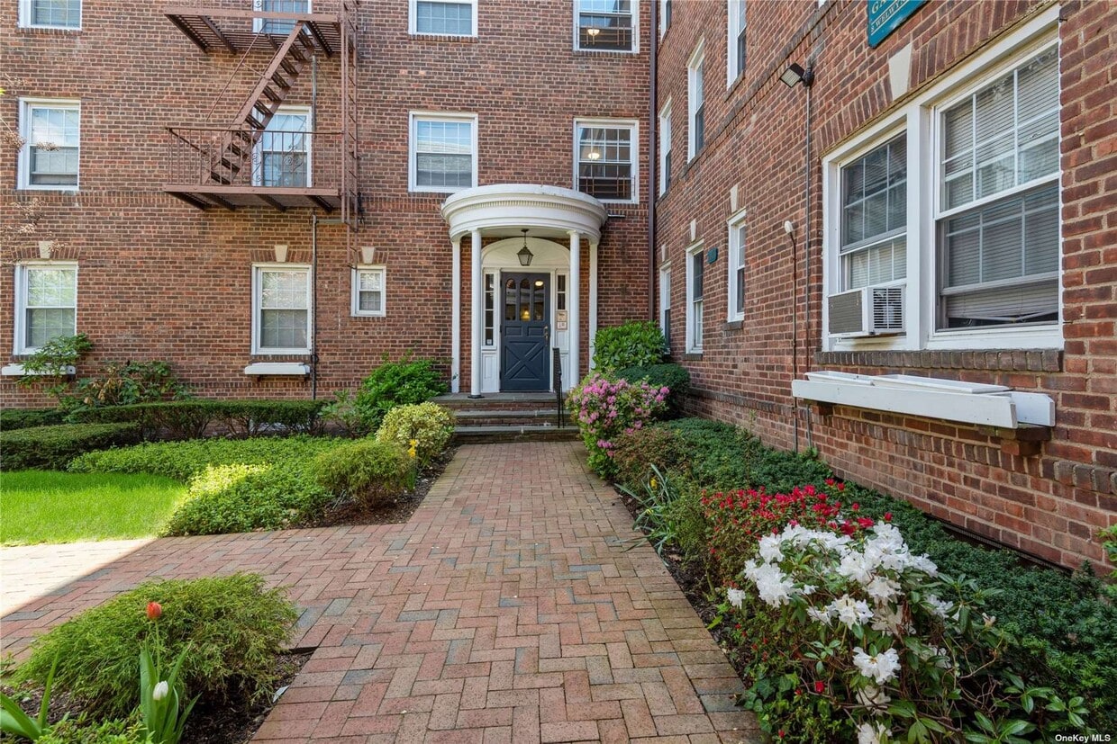 8 Welwyn Rd Unit 3G, Great Neck, NY 11021 Condo for Rent in Great