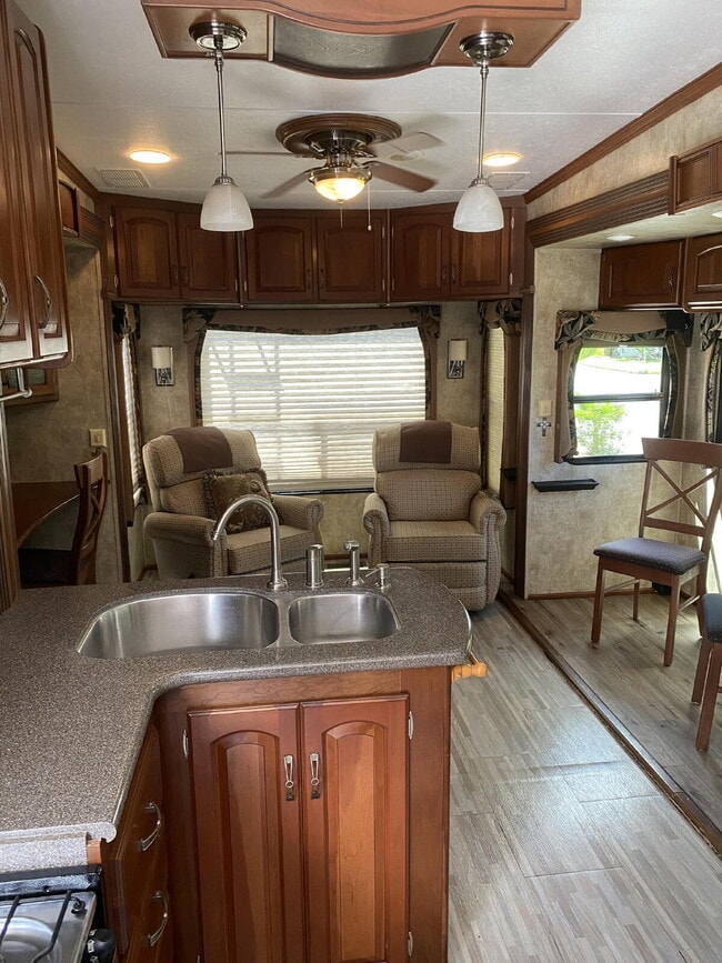 Building Photo - Cozy Retreat in St. Cloud: Your Next Serene Getaway Awaits!