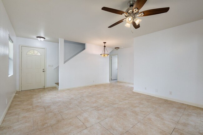 Building Photo - Beautiful 3 bedroom 2.5 bath home in lush Launani Valley!