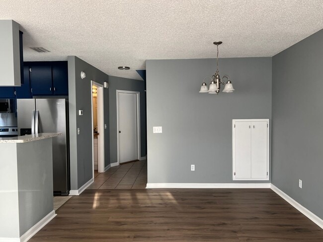 Building Photo - 107 S Spring View Dr