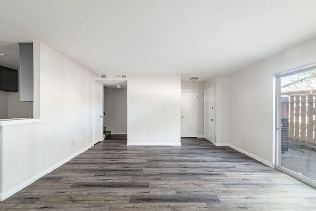 Foto del edificio - 2300 S Hacienda Blvd